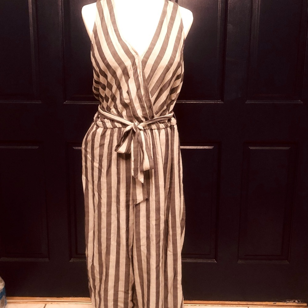 Beautiful Gap Brand jumpsuit with pockets & tie elastic waist. Great summer!